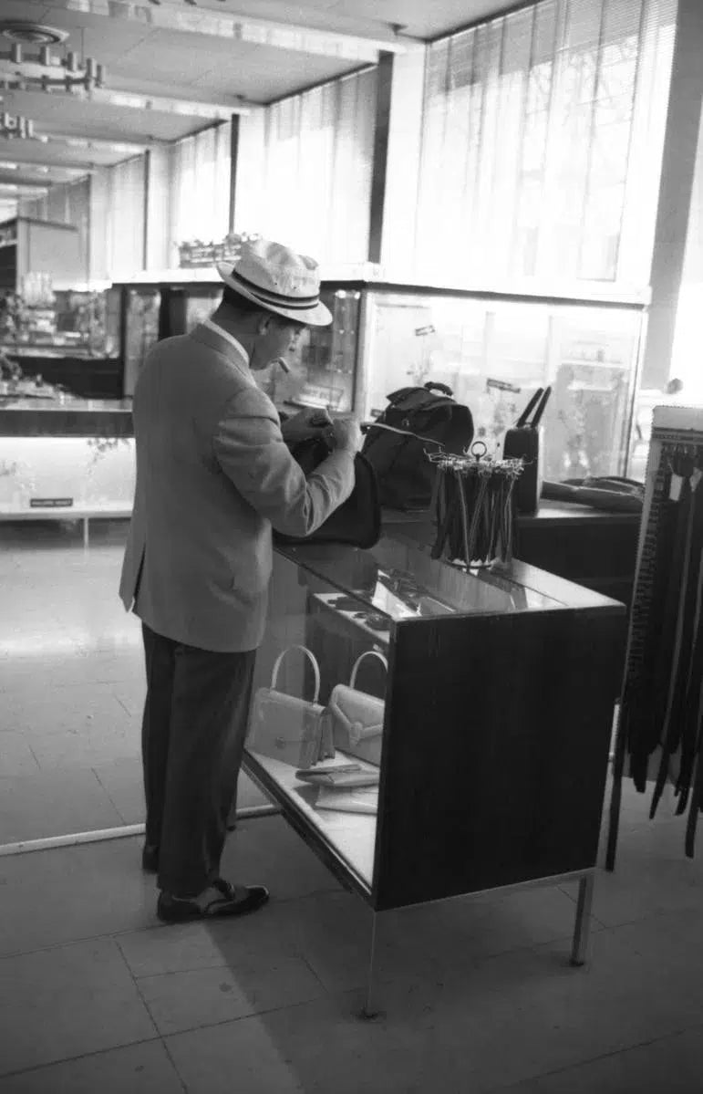 Orly Shopping, by Raymond Martinot-PurePhoto