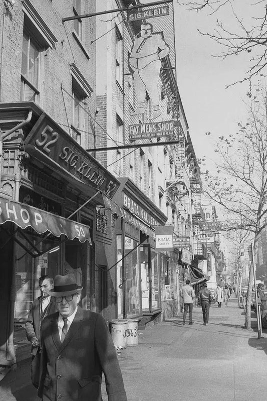 Shopping, by Raymond Martinot-PurePhoto
